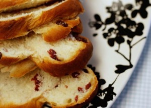 Braided Cinnamon Raisin Bread (from hiddenponies.com)