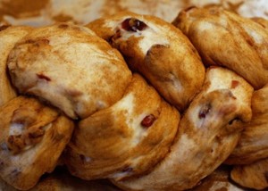 Braided Cinnamon Raisin Bread (from hiddenponies.com)