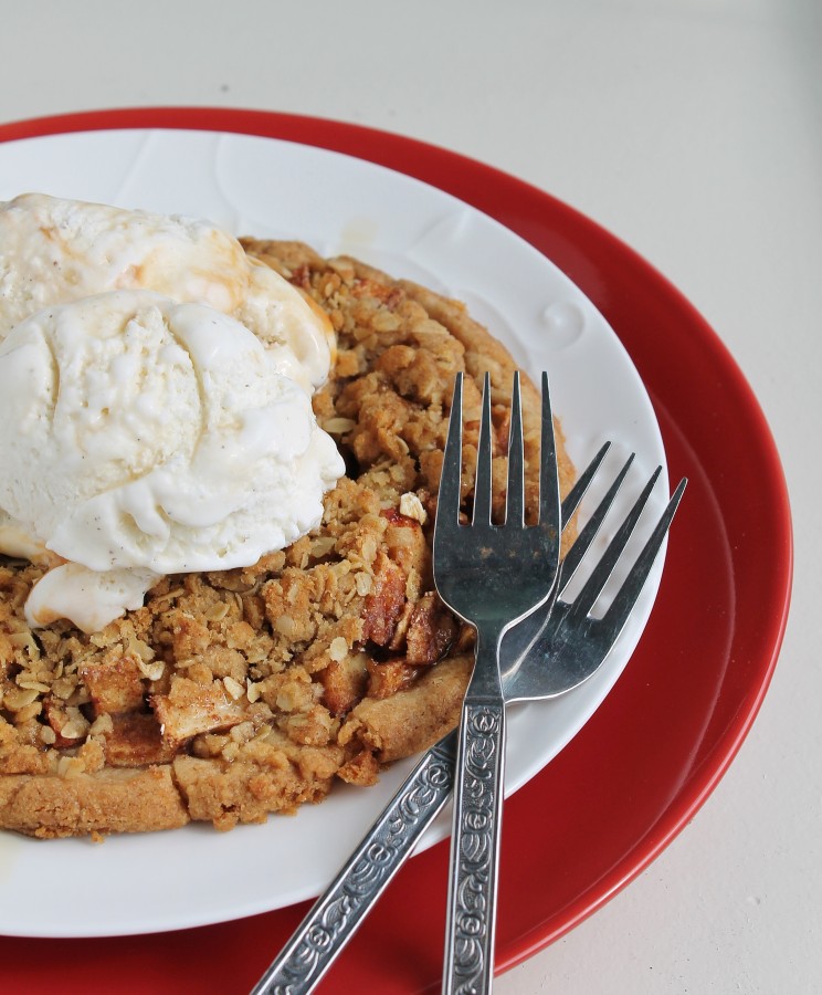 apple crumble pizzas