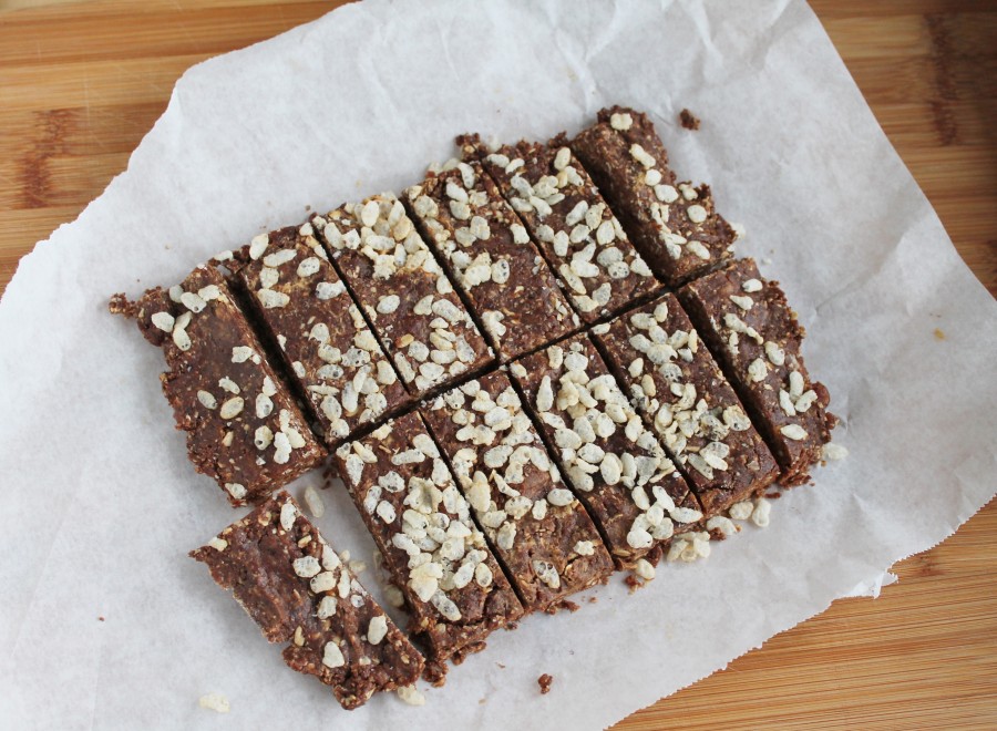 Peanut Butter & Date Snacking Bars (no bake, healthy and delicious!)(