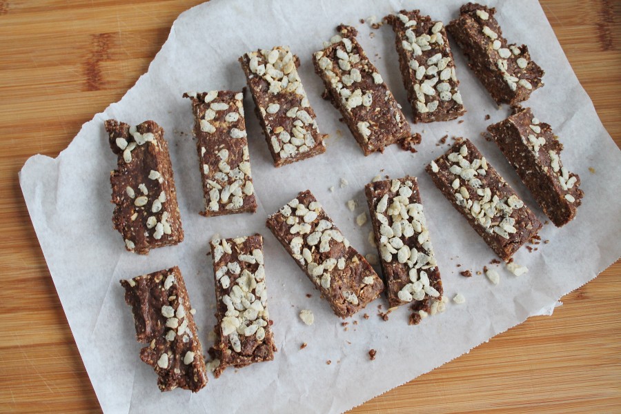 Peanut Butter & Date Snacking Bars (no bake, healthy and delicious!)