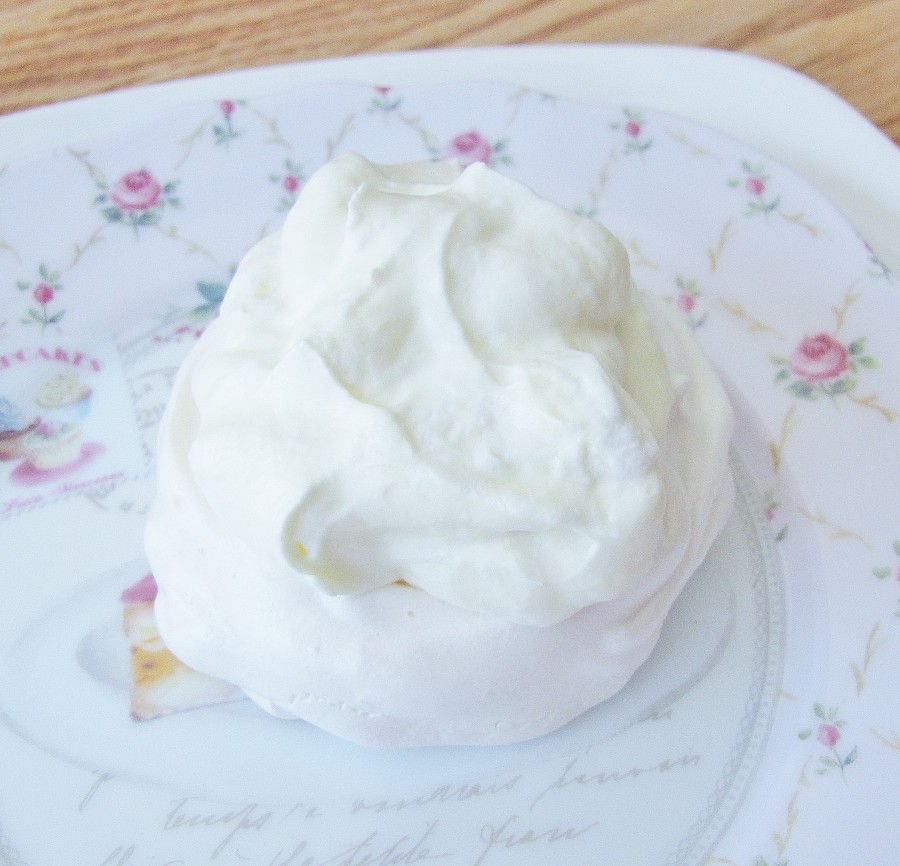 Meringue Nest with Lemon Cream
