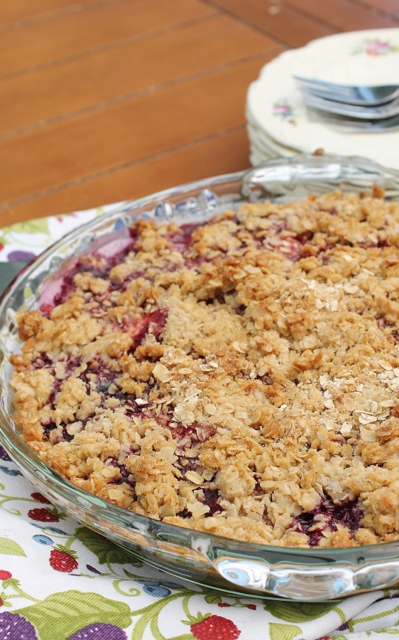 Mixed Berry Pie - the fastest pie you'll make this summer | hiddenponies.com