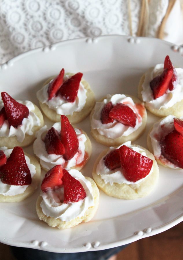 Shortbread with strawberries and whipped cream - simple and perfect!